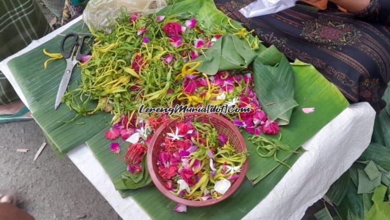 Bunga tabur yang dipakai ziarah kubur dalam kegiatan Nyadran