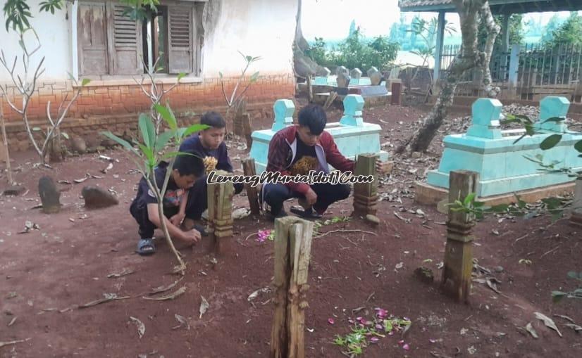 Tiga anak penulis khusuk berdoa di depan pusara Buyut Ramso-Tasirah Pemakaman Mbeji Desa Semirejo Gembong Pati