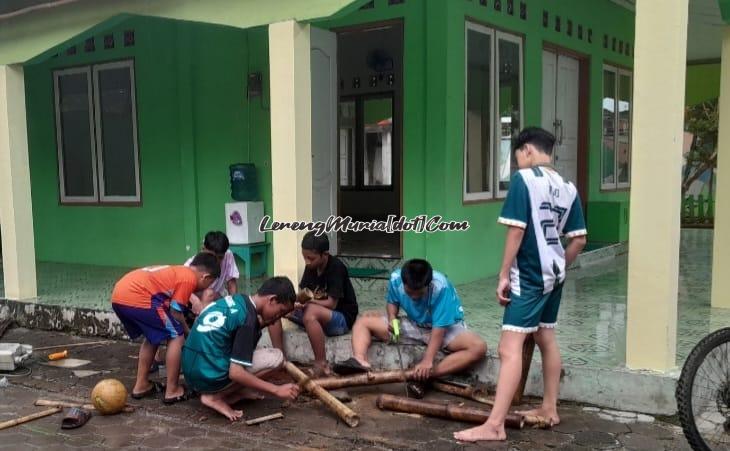 Remaja Perum Rendole Blok I-2 Muktiharjo Pati bekerja sama membuat kentongan bambu untuk tongtek di bulan Ramadhan