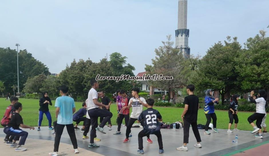 Atlet SH Terate SMAN 3 Pati berlatih intensif di Alun-Alun Simpang Lima Kota Pati