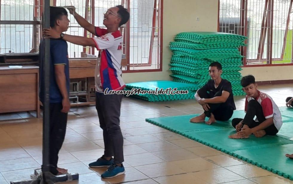 Salah satu atlet putra sedang menjalani tes antropometri tinggi badan