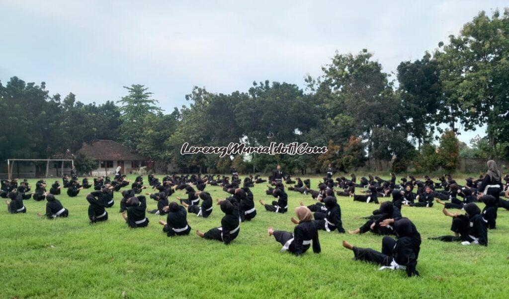 Pesilat sabuk putih SH Terate Cabang Pati sedang berlatih di Lapangan Sepak Bola SMAN 3 Pati | LERENG MURIA Pesilat sabuk putih SH Terate Cabang Pati sedang berlatih di Lapangan Sepak Bola SMAN 3 Pati