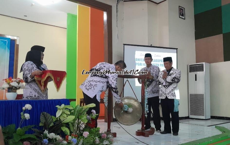 Plt.Kepala Dinas Pendidikan Kabupaten Pati Andrik Sulaksono, S.STP., M.Si. memukul gong dalam pembukaan  acara Konferensi PGRI Kabupaten Pati XXIII di Gedung PGRI Pati