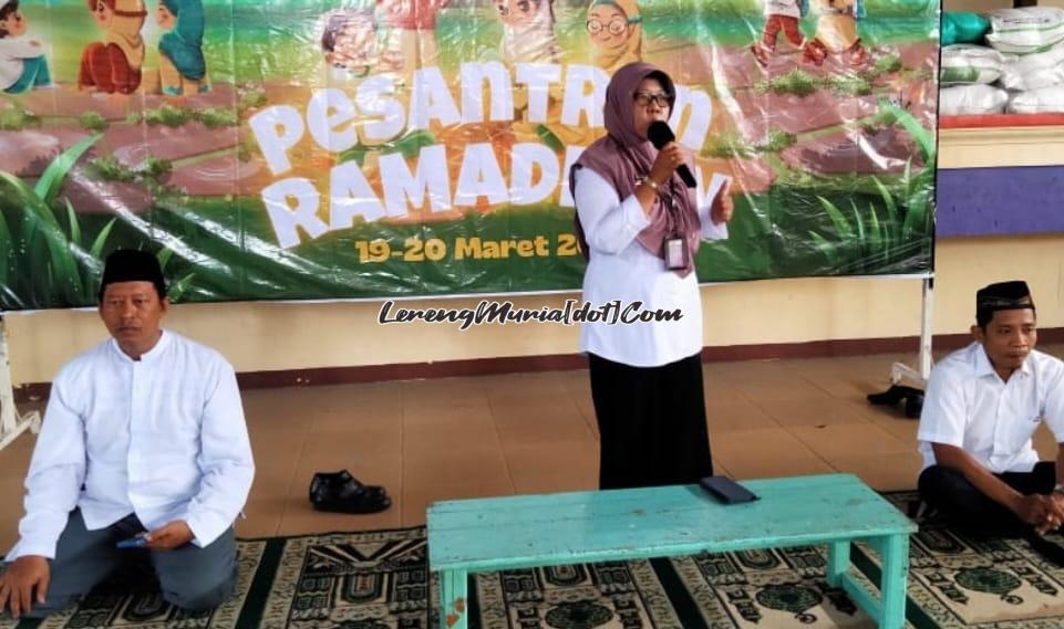 Jumiarsih, M.Pd. (tengah) selaku Waka Humas memberikan sambutannya pada saat acara Pesantren Ramadhan di Auditorium SMAN 3 Pati