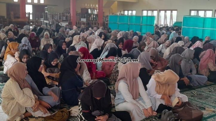 Para siswa SMAN 3 Pati mengikuti Pesantren Ramadhan dengan antusias