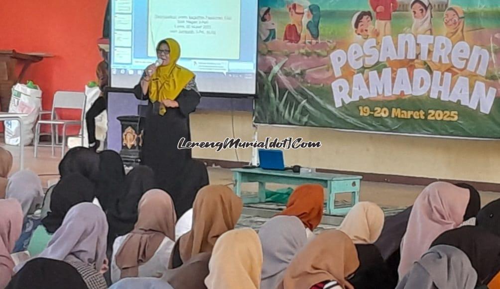 Jumiarsih, M.Pd. memberikan materi Pentingnya Menuntut Ilmu dalam Pesantren Ramadhan di Auditorium SMAN 3 Pati