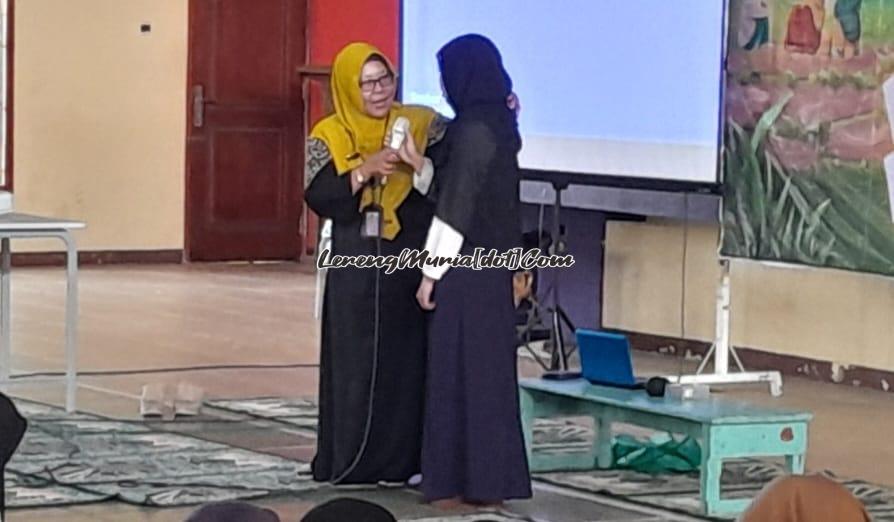 Jumiarsih, M.Pd. (kiri) sedang berinteraksi dengan Puji Lestari (kanan) salah satu peserta Pesantren Ramadhan SMAN 3 Pati