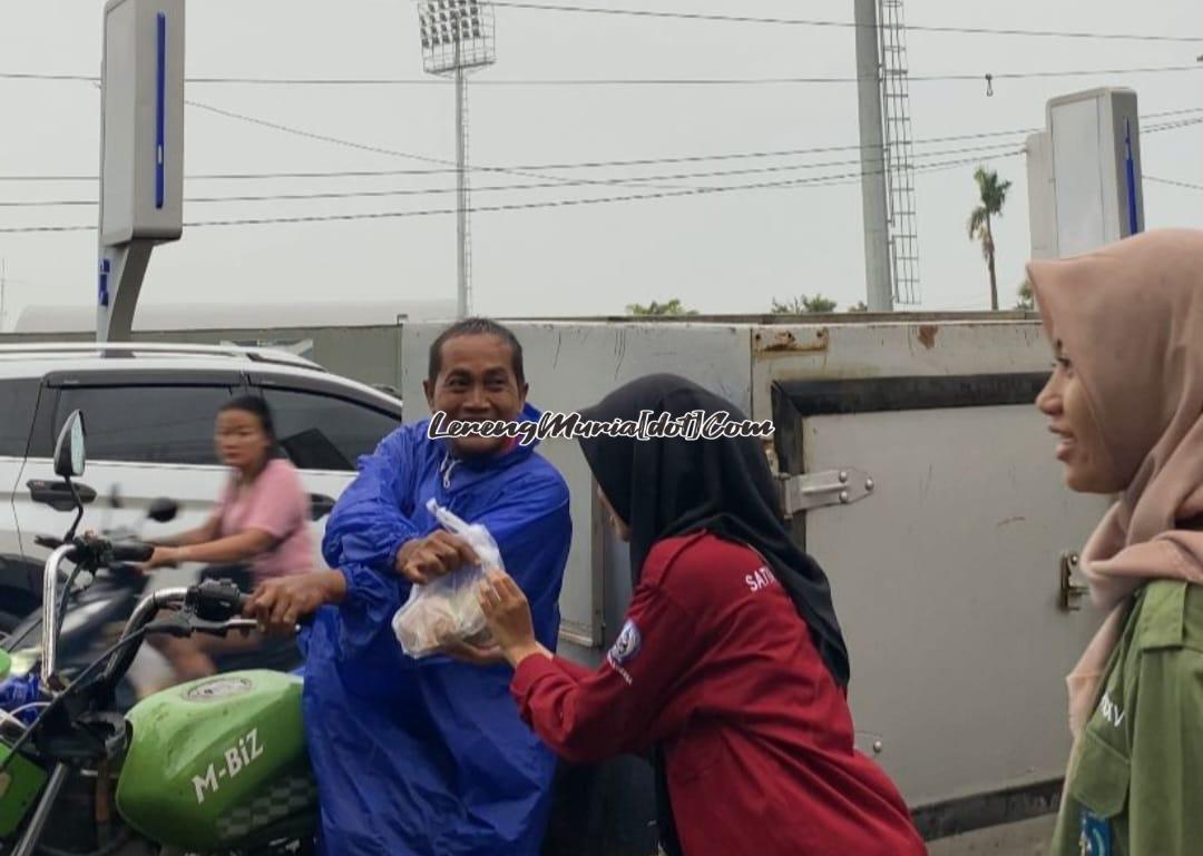 Pembagian takjil di depan Stadion Joyo Kusumo Winong Pati | LERENG MURIA Pembagian takjil di depan Stadion Joyo Kusumo Winong Pati