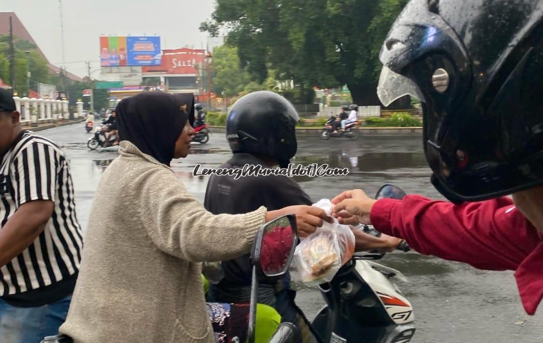 Pengendara sepeda motor mendapat takjil dari Pengurus OSIS/MPK SMAN 3 Pati di Alun-Alun Simpang Lima Kota Pati | LERENG MURIA Pengendara sepeda motor mendapat takjil dari Pengurus OSIS/MPK SMAN 3 Pati di Alun-Alun Simpang Lima Kota Pati