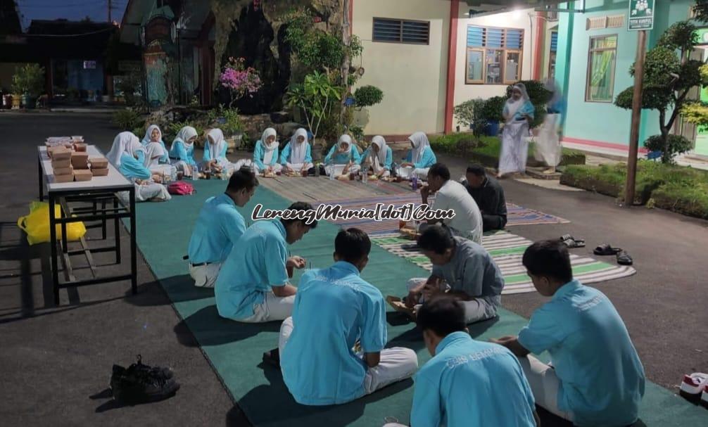 Bukber dengan OSIS SMPN 4 Pati di SMPN 4 Pati