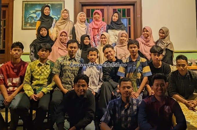 Joice ( barisan nomor 2 dari belakang, 3 dari kanan), bukber dengan PII Wilayah Eks Karesidenan Pati di Kudus | LERENG MURIA Joice ( barisan nomor 2 dari belakang, 3 dari kanan), bukber dengan PII Wilayah Eks Karesidenan Pati di Kudus