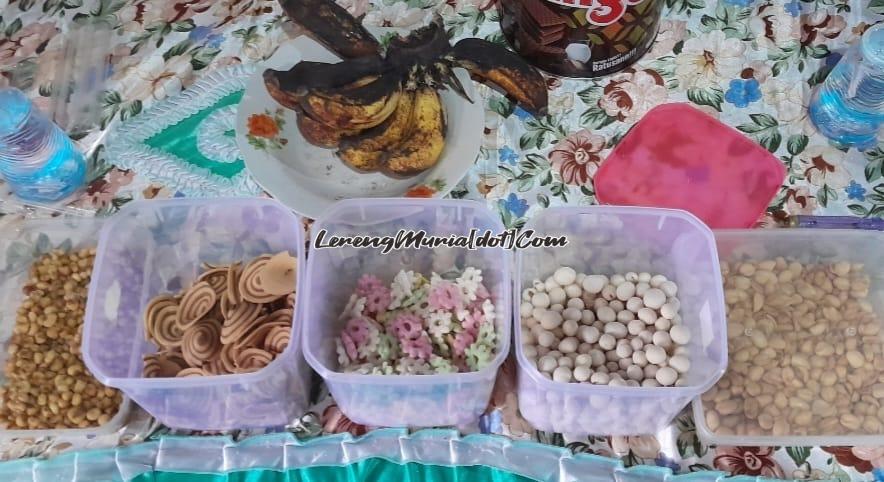 Jajan jadul yang populer di hari Lebaran era tahun 1980-an dari kiri ke kanan: marning, kuping gajah, sakura, kacang atom dan plintis