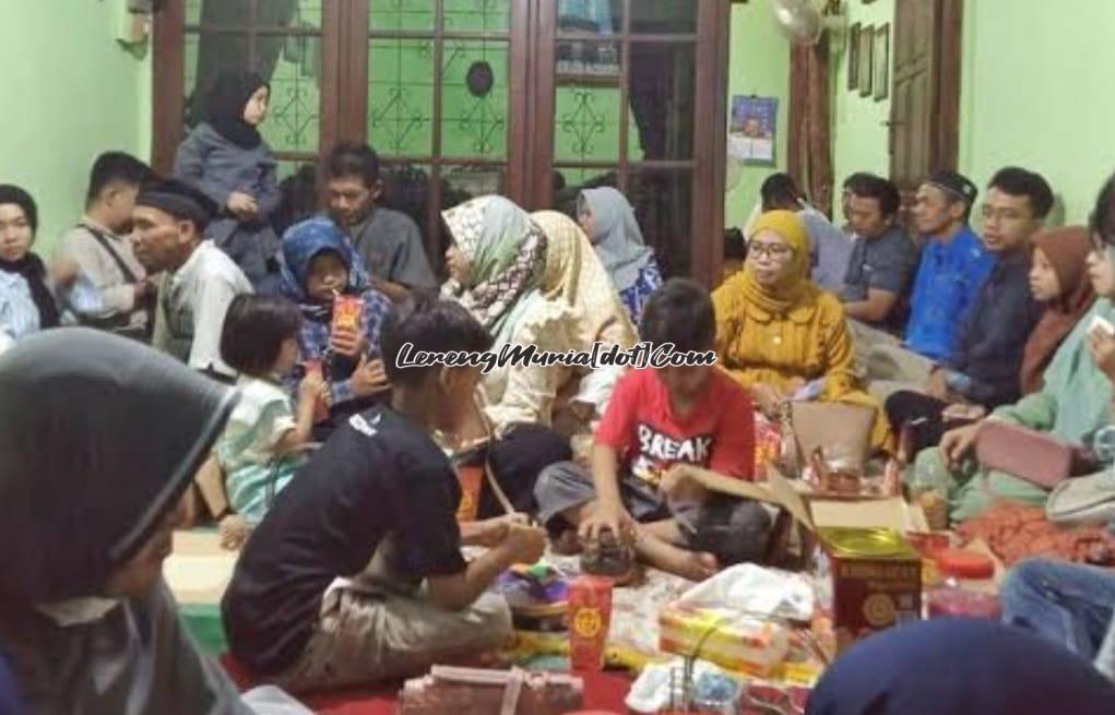 Ilustrasi suasana kebersamaan di acara silaturahmi Keluarga Besar Mbah Suraji Desa Margorejo Pati