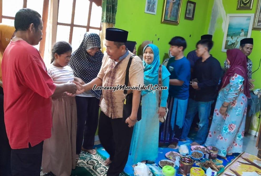 Ilustrasi suasana saling bersalaman dalam acara silaturahmi Keluarga Besar Mbah Suraji