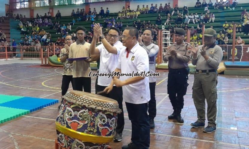 Bupati Pati Sudewo membuka Popda tingkat Kabupaten Pati secara simbolis dengan memukul tambur di GOR Pesantenan Puri Pati