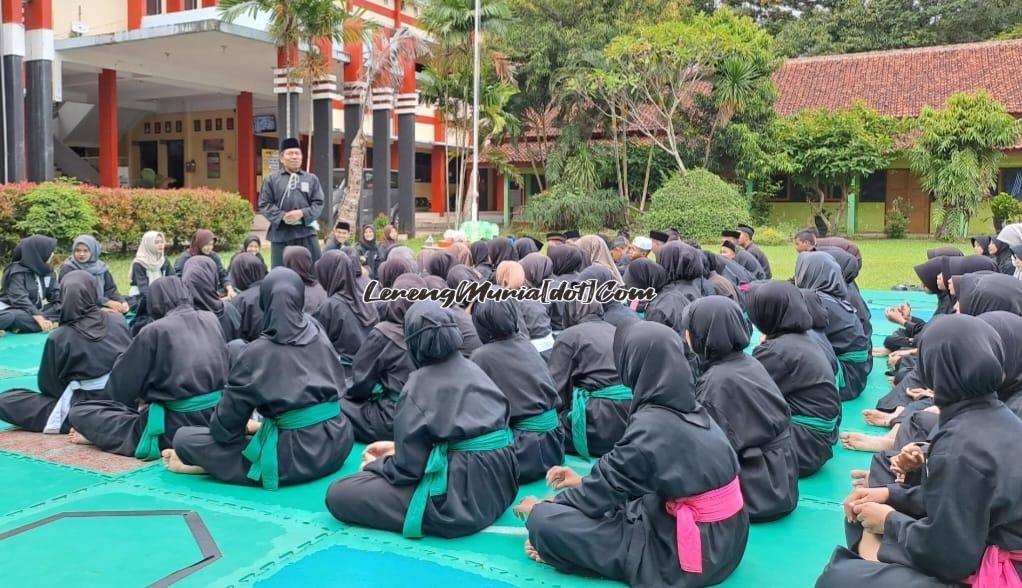 Eko Wahono selaku pembina SH Terate Komisariat SMAN 3 Pati memberikan sambutan dalam acara halalbihalal | LERENG MURIA Eko Wahono selaku pembina SH Terate Komisariat SMAN 3 Pati memberikan sambutan dalam acara halalbihalal
