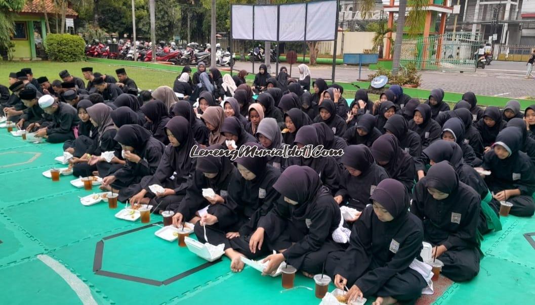Para pesilat SH Terate Komisariat SMAN 3 Pati sedang menikmati hidangan sederhana dalam acara halalbihalal | LERENG MURIA Para pesilat SH Terate Komisariat SMAN 3 Pati sedang menikmati hidangan sederhana dalam acara halalbihalal