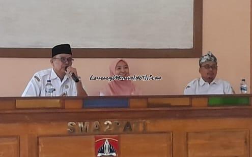 Kepala SMAN 2 Pati Drs. Sudarto, M.Pd. (kiri) memberikan sambutan didampingi Ririn Hamidatus S., M.Pd. (tengah) sebagai Jetua MGMP Biologi SMA Kabupaten Pati dan Setyo Haryono, M.Pd. (kanan) selaku kepala sekolah pendamping MGMP