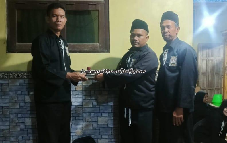 Abdul Khalim (kiri) selaku Ketua SH Terate Cabang Pati memberikan ucapan selamat kepada Nur Rukun (tengah) sebagai Ketua Ranting Margoyoso