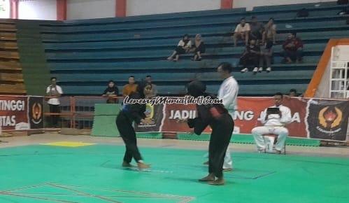 Atlet pencak silat SMA putri sedang berhadapan dalam Popda Kabupaten Pati di GOR Pesantenan Puri Pati