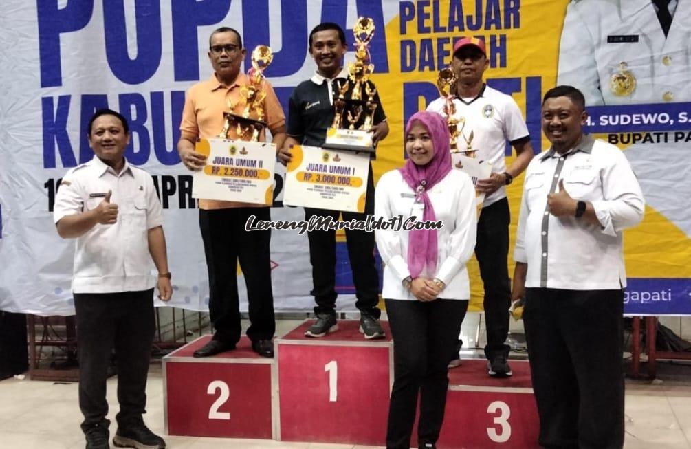 SMAN 3 Pati sebagai juara umum 1 Popda Kabupaten Pati yang diwakili Winarno (3 dari kiri) menerima piala dan hadiah