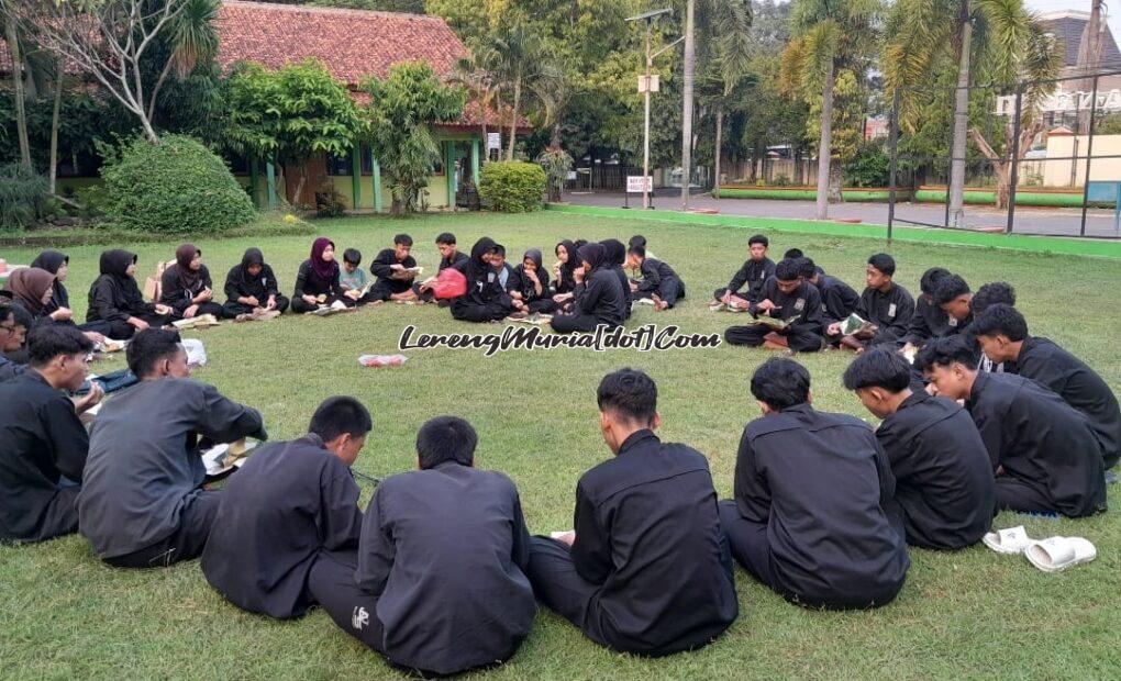 Pesilat SH Terate Komisariat SMAN 3 Pati Cabang Pati sedang menikmati hidangan dalam rangka tasyakuran Popda