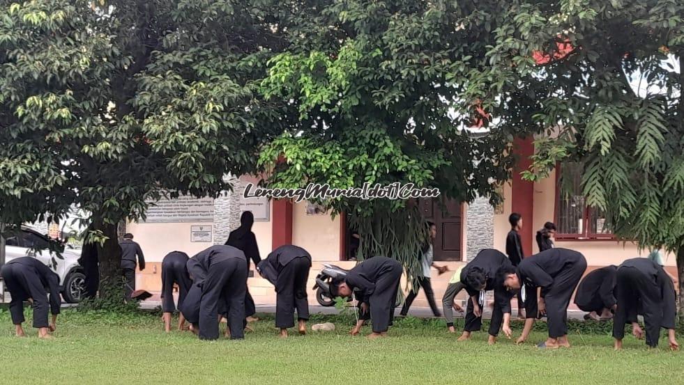 Pesilat SH Terate Komisariat SMAN 3 Pati sedang kerja bakti membersihkan halaman sekolah