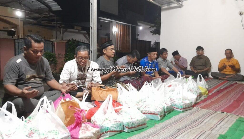 Warga Perum Rendole Indah Blok I-2 Muktiharjo Pati sedang berdoa bersama pada saat bancaan sedekah bumi