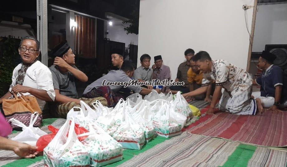 Warga Perum Rendole Indah Blok I-2 Muktiharjo Pati sedang bertukar nasi berkat