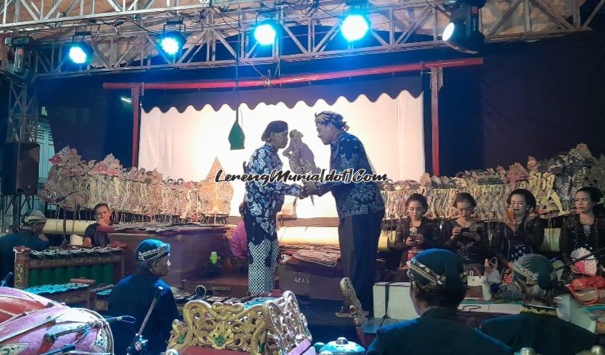 Ki Dalang Guno Diprojo (kiri) menerima tokoh wayang Semar dari Kepala Dusun Sutarno (kanan) sebelum pentas wayang kulit dimulai | LERENG MURIA Ki Dalang Guno Diprojo (kiri) menerima tokoh wayang Semar dari Kepala Dusun Sutarno (kanan) sebelum pentas wayang kulit dimulai
