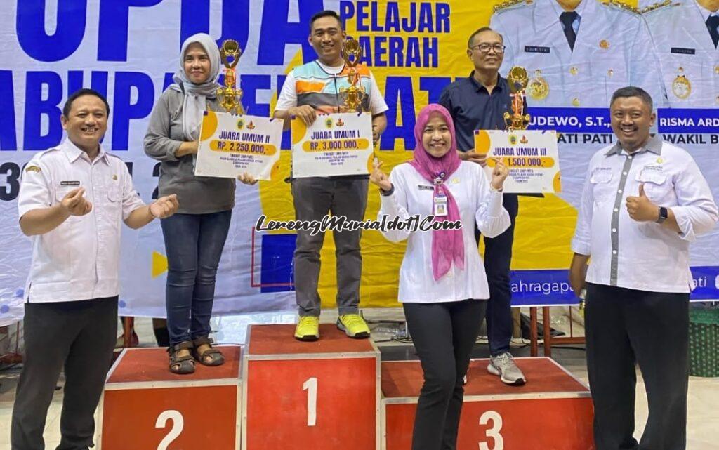 Plt. Kepala SMPN 3 Pati Fajar Setyo Nugroho (3 dari kiri) menerima piala dan hadiah sebagai juara umum 1 Popda SMP tingkat Kabupaten Pati 2025