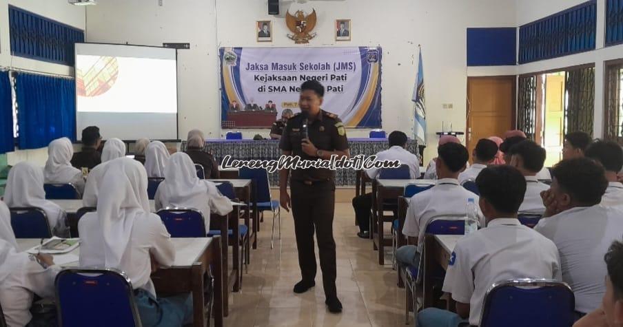 Fandi, S.H. sebagai narasumber JMS sedang memaparkan materi seputar hukum