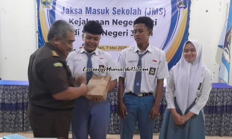 Para siswa yang aktif bertanya mendapatkan doorprize dalam kegiatan JMS