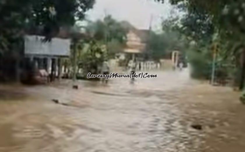 Banjir bandang menggenangi jalan raya di Desa Angkatan Lor Pati