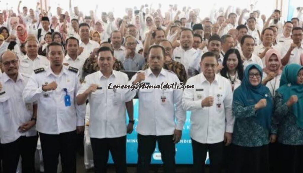 Bupati Pati H. Sudewo (3 dari kanan) bersama kepala sekolah se Kabupaten Pati di Pendopo Kabupaten (7/5/2025) (Foto: agara news)