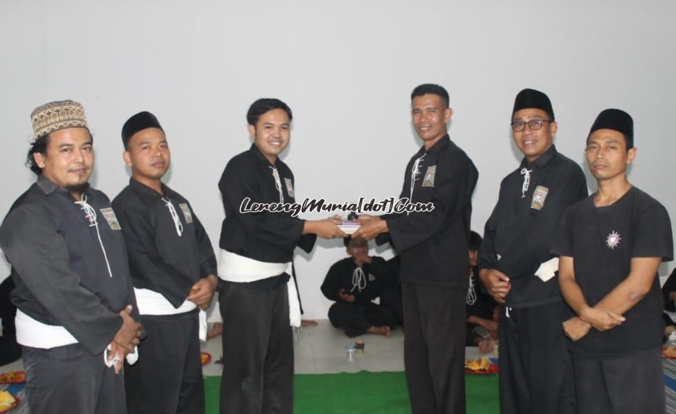 Ketua SH Terate Cabang Pati Abdul Khalim (4 dari kiri) secara simbolis menyerahkan AD/ART SH Terate kepada Ahmad Qoyyum (3 dari kiri) sebagai Ketua Ranting Pucakwangi yang baru