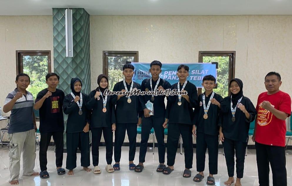 Para pesilat SMAN 3 Pati yang berhasil meraih juara umum 1 kategori remaja dalam Kejuaraan Pencak Silat Rektor Cup Unwahas Semarang 2025 bersama pelatih dan pembina