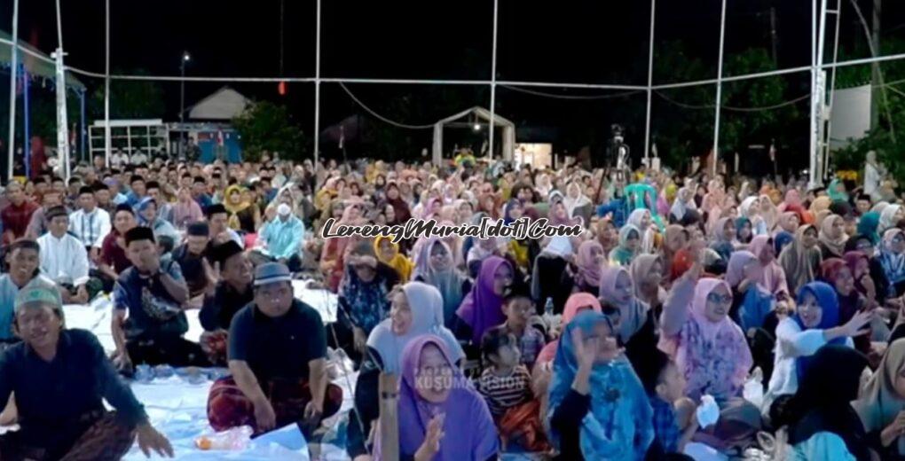 Warga Desa Tanjungrejo sedang mengikuti ceramah Gus Muwafiq dalam acara pengajian umum sedekah bumi