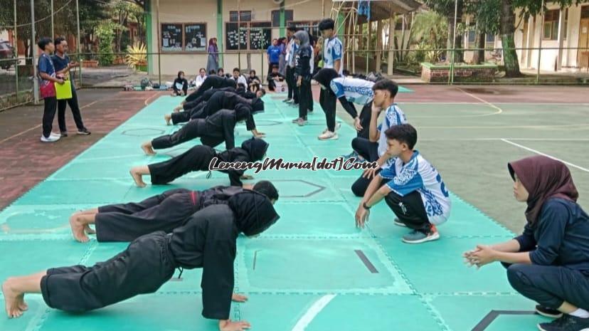 Atlet pencak silat sedang mengikuti tes push up dalam seleksi KKO SMAN 3 Pati