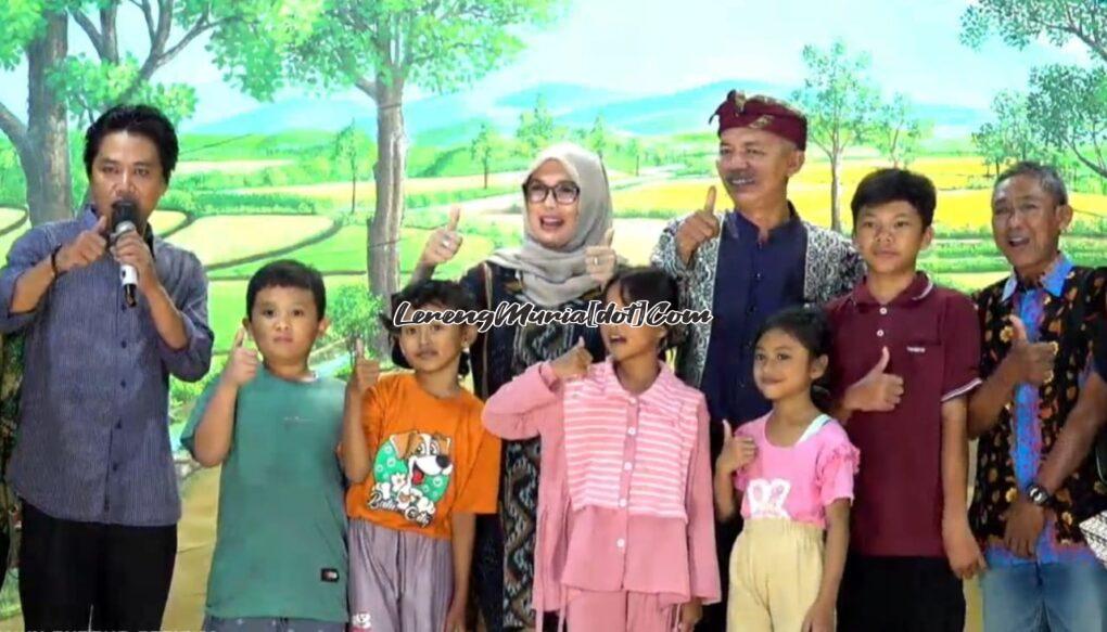 Kades Muktiharjo Suwarto (3 dari kanan) dan Ibu Yayuk Suwarto (berhijab) bersama anak-anak yang hafal lagu kebangsaan di atas panggung