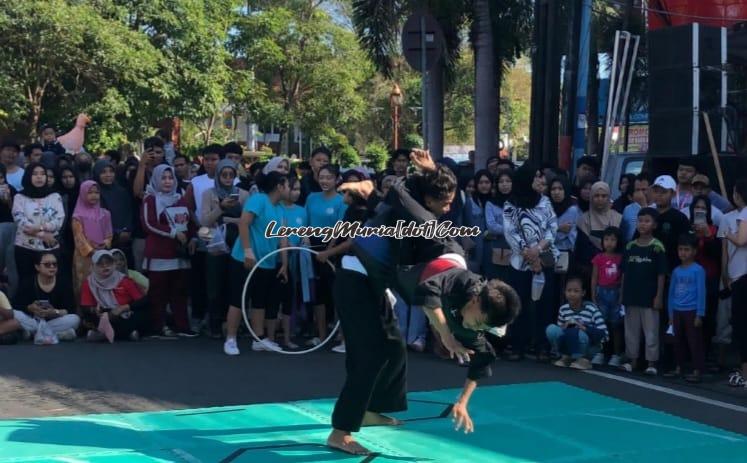 Dua pesilat jurus ganda sedang memperagakan teknik guntingan leher dengan sempurna | LERENG MURIA Dua pesilat jurus ganda sedang memperagakan teknik guntingan leher dengan sempurna