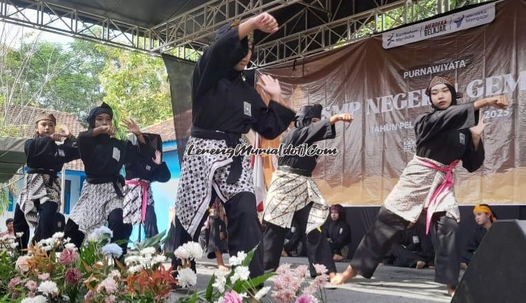 Siswa SH Terate SMPN 1 Gembong meramaikan acara purnawiyata kelas 9