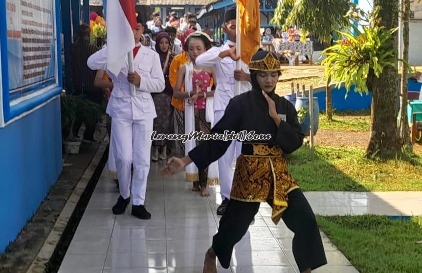 Nirwana, siswa SH Terate menjadi cucuk lampah dalam acara kirab kelas 9 purnawiyata SMPN 1 Gembong | LERENG MURIA Nirwana, siswa SH Terate menjadi cucuk lampah dalam acara kirab kelas 9 purnawiyata SMPN 1 Gembong