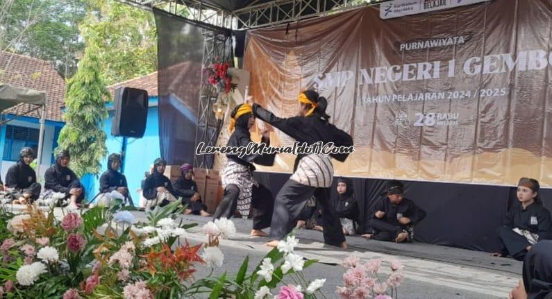 Permainan jurus ganda putri tangan kosong oleh siswa SH Terate meramaikan acara purnawiyata SMPN 1 Gembong | LERENG MURIA Permainan jurus ganda putri tangan kosong oleh siswa SH Terate meramaikan acara purnawiyata SMPN 1 Gembong
