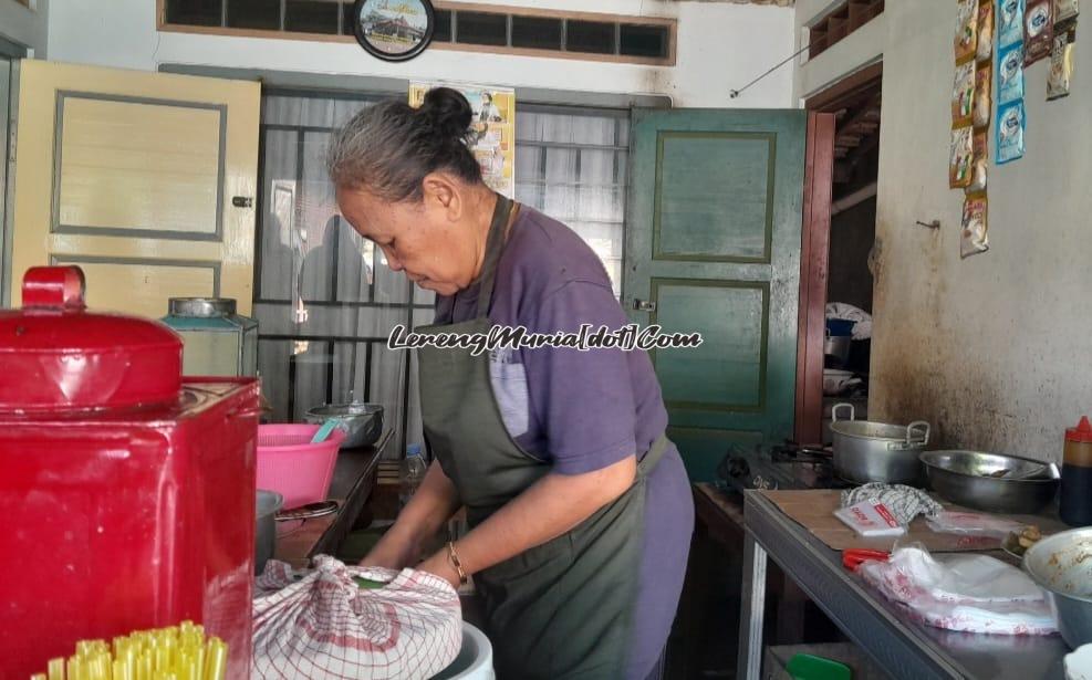 Bu Lasni sedang melayani pembeli langganannya | LERENG MURIA Bu Lasni sedang melayani pembeli langganannya