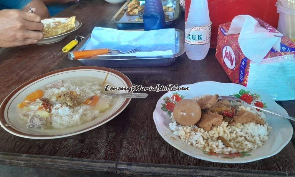 Menu andalan Warung Sarapan Bu Lasni berupa sop (kiri) dan semur (kanan) | LERENG MURIA Menu andalan Warung Sarapan Bu Lasni berupa sop (kiri) dan semur (kanan)