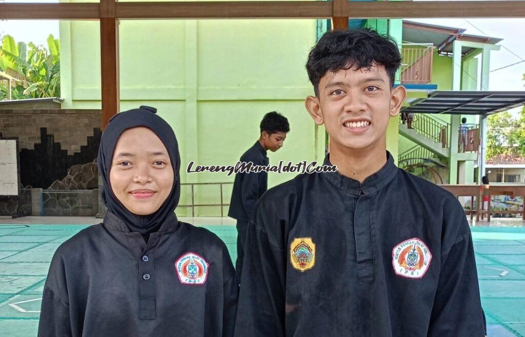 Mei Nurindah Hayomi (kiri) dan Faiq Izza Mahendra (kanan), juara 1 O2SN SMA cabang pencak silat tingkat Kabupaten Pati 2025