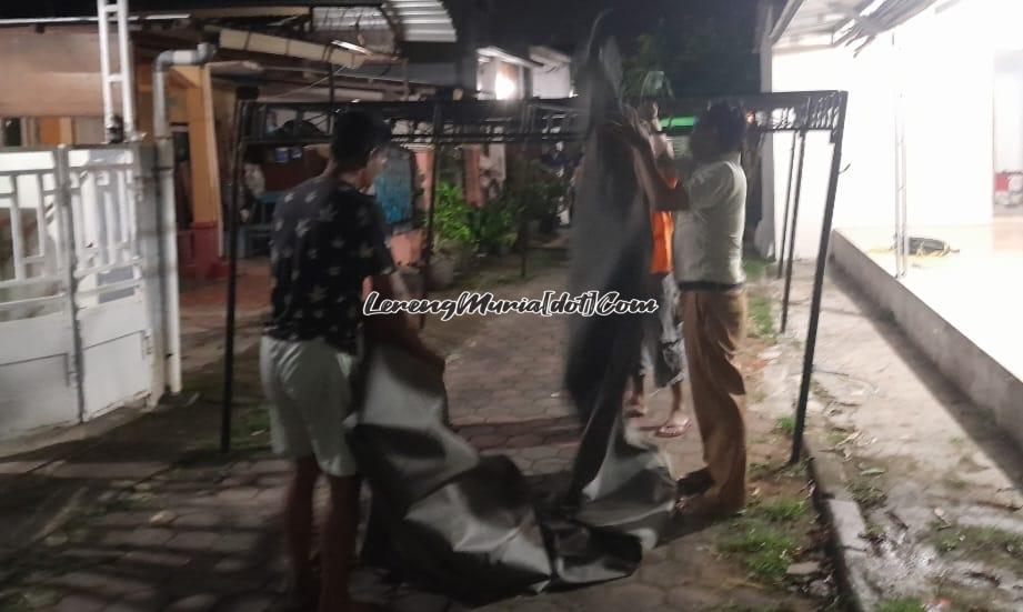 Pemasangan tratag untuk memasak dan pemotongan daging di depan Balai Pertemuan RT 7 RW 3 Muktiharjo Pati | LERENG MURIA Pemasangan tratag untuk memasak dan pemotongan daging di depan Balai Pertemuan RT 7 RW 3 Muktiharjo Pati