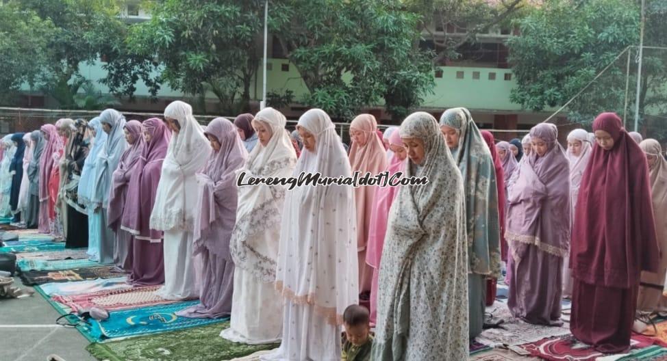 Jamaah putri sedang mengikuti sholat Idul Adha di SMAN 3 Pati | LERENG MURIA Jamaah putri sedang mengikuti sholat Idul Adha di SMAN 3 Pati