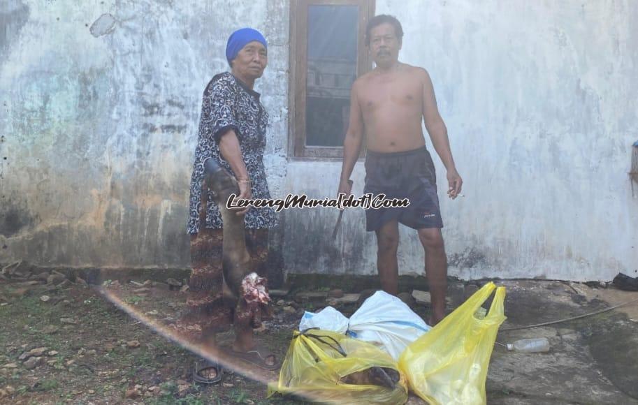 Harnoto (kanan), warga Dukuh Wonosemi Desa Semirejo menerima daging korban dengan senyum tulusnya